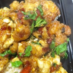 กระเพาไก่กรอบราดข้าว