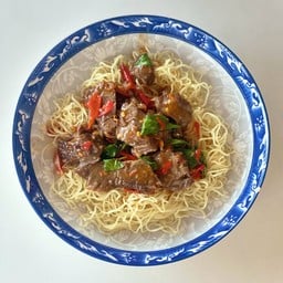 บะหมี่ราดหน้ากะเพราเนื้อเปื่อย