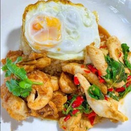 กระเพราไก่ไข่ดาว