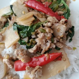 กะเพราหมูสับหน่อไม้ดอง