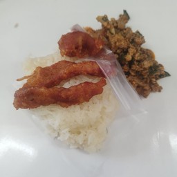 ข้าวเหนียวหมูทอดก.ท+ปลาหมึกสามรส