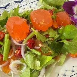 ยำไข่แดง