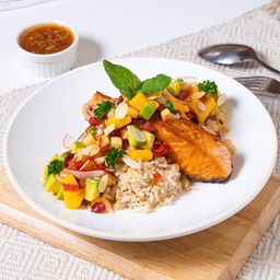 ข้าวหน้าปลาแซลมอนย่างซัลซ่าแมงโก้อะโวคาโด