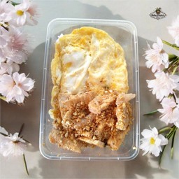 ข้าวไข่ข้นไก่ทอดกระเทียม