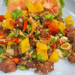 คอหมูผัดพริกเกลือ เยี่ยมเลอ