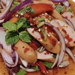 ยำไส้กรอกไก่หนังกรอบ