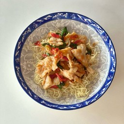 บะหมี่ราดหน้ากะเพราเนื้อหมัก