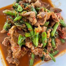 ผัดพริกแกงกับข้าว