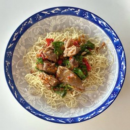 บะหมี่ราดหน้ากะเพราหมูตุ๋น