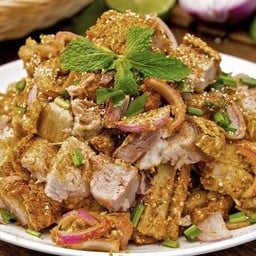 ลาบหมูกรอบ
