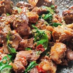 ข้าวกระเพราเครื่องในไก่