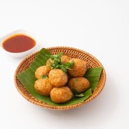 ลูกชิ้นหมูทอด+ซอสมะขาม