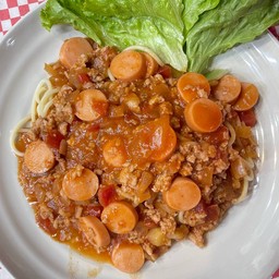 สปาเกตตีหมูสับไส้กรอกซอสมะเขือเทศ