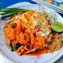 ผัดไทกุ้งสดไข่เยิ้ม