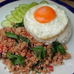 กะเพาเนื้อ ไข่ดาว
