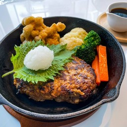 ( เนื้อ ) บิ๊กเบอร์เกอร์กับซอสหอมใหญ่สไตล์ญี่ปุ่น