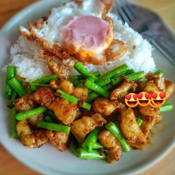สามชั้นผัดพริกแกงไข่ดาว