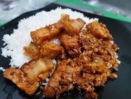 หมูกรอบทอดกระเทียมราดข้าว