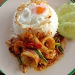 เครื่องแกงปลามึกไข่ดาวราดข้าว