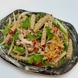 ยำมาม่าหมูสับหมูยอ