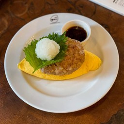 ( เนื้อ ) ข้าวห่อไข่หน้าบิ๊กเบอร์เกอร์ราดซอสหอมใหญ่สไตล์ญี่ปุ่น