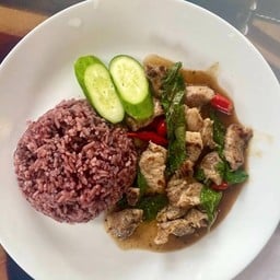 ข้าวสเต็กหมูผัดกระเพรา สูตรคลีน 440Kcal
