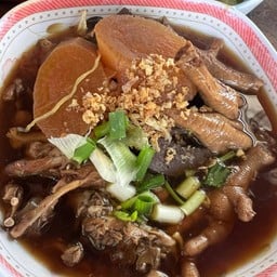 ก๋วยเตี๋ยวไก่มะระบนรถเจ้าเก่า ตรงข้ามกับไก่ย่างวิเชียรบุรี