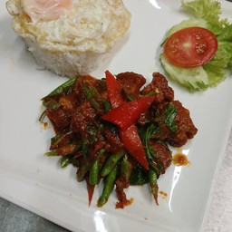 ราดข้าวพริกแกงหมูกรอบ