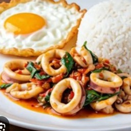 กระเพราะปลามึกไข่ดาวราดข้าว