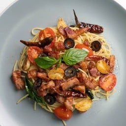 • Aop Pasta (พาสต้ากระเทียมพริกแห้ง)