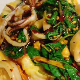 กระเพราปลาหมึกทะเลน้ำลึก