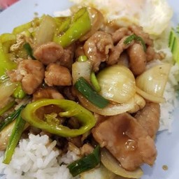พริกอ่อนหมูราดข้าว
