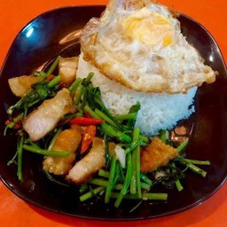 ข้าว ผัดผักบุ้งหมูกรอบ+ไข่ดาว