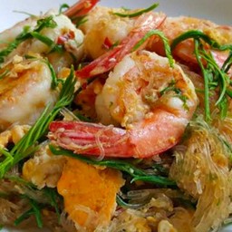 ผัดวุ้นเส้นชะอมกุ้งราดข้าว