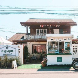ดาริกา อยู่ข้างร้านตัดผมชายตรงข้ามกับเมืองไทยแคปปิตอล