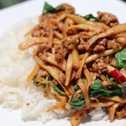 ผัดกระเพราไก่ใส่หน่อไม้