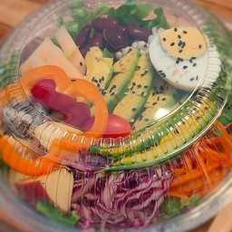 สลัดอโวคาโด้ไข่ต้มธัญพืช