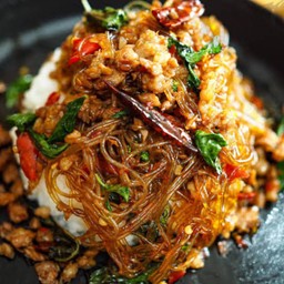 ผัดกะเพราใส่วุ้นเส้น