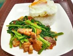 ผักบุ้งหมูกรอบราดข้าว