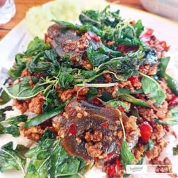 กระเพราไก่ไข่เยี่ยวม้า