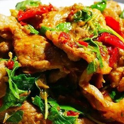 กะเพราหมูชิ้นพริกแห้งราดข้าว รสแซบ