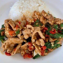 ข้าวราดกระเพราหมูชิ้น