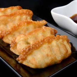 [อร่อยซ่ากับโค้ก] เกี๊ยวซ่า +  โค้ก ออริจินัล (ขวด)