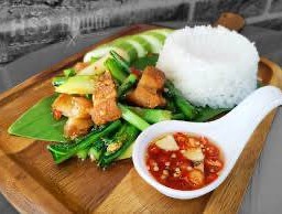 ข้าวราดคะน้าหมูกรอบ