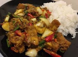 ข้าวราดผงกระหรี่หมูกรอบ