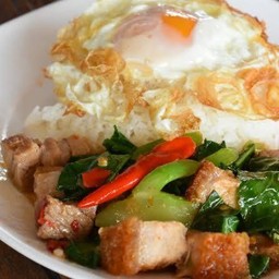 ข้าว คะน้าหมูกรอบ+ไข่ดาว
