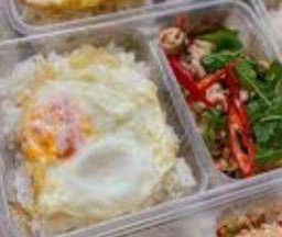 ข้าวกล่อง+กะเพราลูกชิ้นหมูถั่วฝักยาว