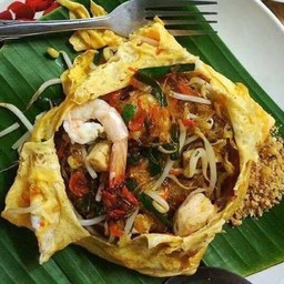 ผัดไทยวุ้นเส้นห่อไข่กุ้งสด