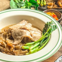 ราดหน้ายอดผัก