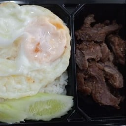 ข้าวเนื้อทอด ไข่ดาว